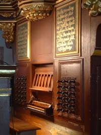 Der Spieltisch der Orgel in Cappel